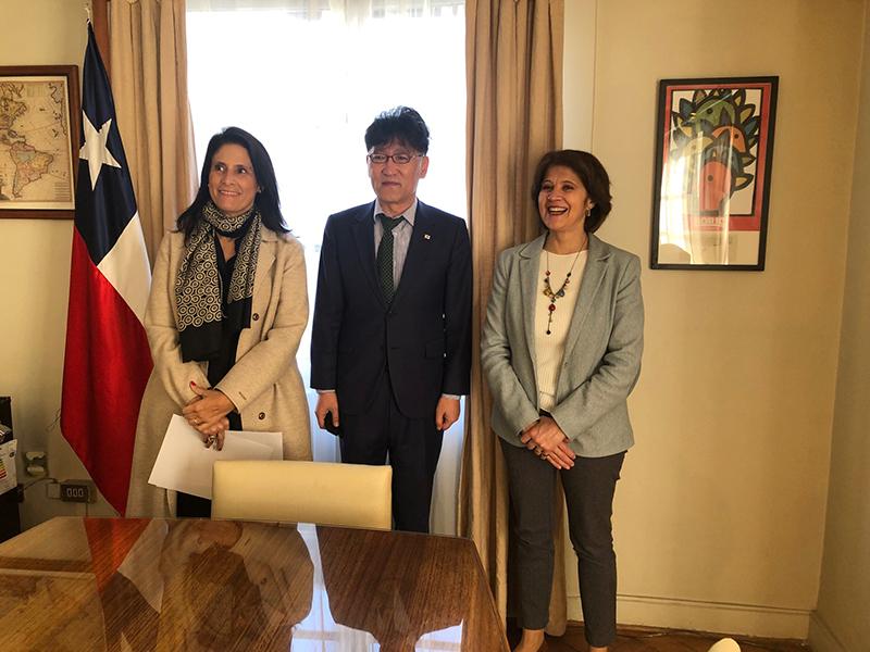 La Directora del Instituto de Estudios Internacionales, prof. Dorotea López Giral; el Embajador de Corea, Sr. Kyungtae Hwang, y la Subsecretaria de Relaciones Exteriores, Ximena Fuentes.