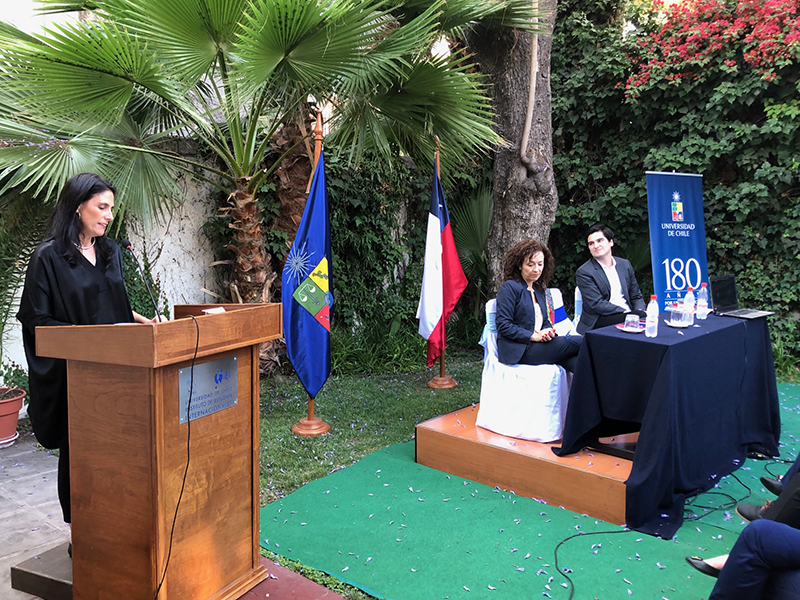 La ceremonia de Egreso fue presidida por Directora del Instituto de Estudios Internacionales, prof. Dorotea López, quien estuvo acompañada en la testera por la Directora de la Escuela de Postgrado, prof. María José Henríquez y el Subsecretario Ahumada.