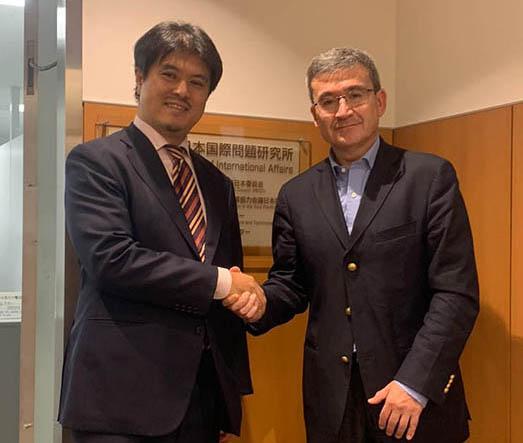 El Subdirector del IEI, prof. Ricardo Gamboa, junto al Director de Investigación del Japan Institute of International Affairs (JIIA), Koichiro Matsumoto.