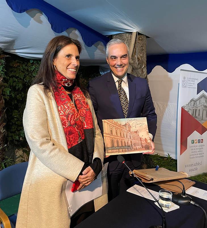 Concluida la ceremonia, la Directora del IEI hizo entrega al Embajador de Brasil de un ejemplar del libro "Una casa abierta para Chile: historia visual de la Casa Central de la Universidad de Chile".