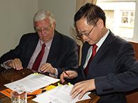 Prof. Walter Sánchez, Director del IEI, y Zheng Xinpu, vicepresidente de ZJFHSSC, firman el convenio. 