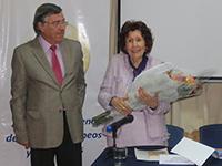 El Director del IEI, profesor José Morandé, hizo entrega de un ramo de flores a la profesora Vittini.