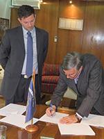 José Morandé y Gordon Hanson firman el convenio en representación de ambas instituciones.