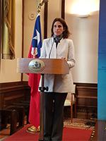 Profesora Dorotea López entrega resultados del estudio en dependencias de ProChile.